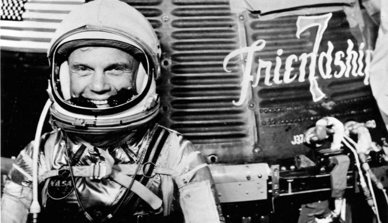 O astronauta John Glenn ao lado da sua Friendship 7
