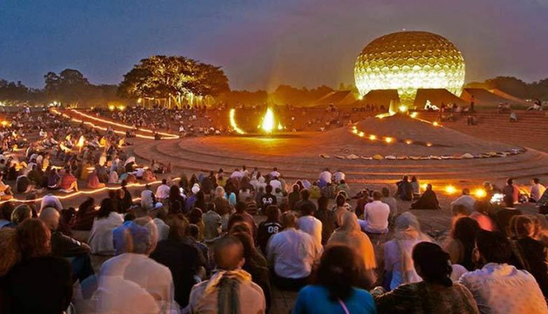 O Matrimandir, ou "Templo da Mãe Divina", é um local de meditação e o centro nevrálgico de Auroville, na Índia.