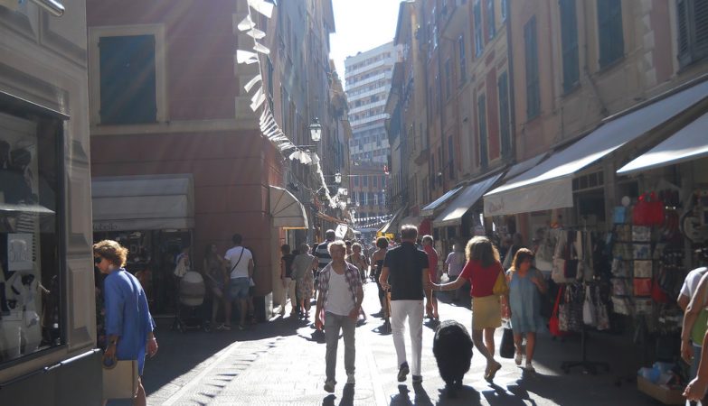 Os comerciantes italianos pagam desde 1993 imposto sobre a sombra dos letreiros das lojas