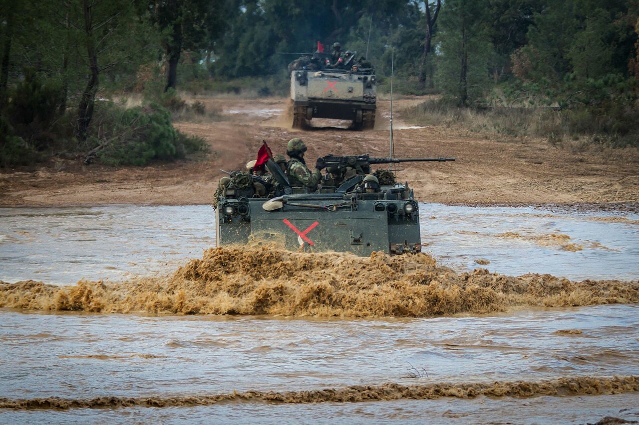 Qué es armored en Portugués? blindado