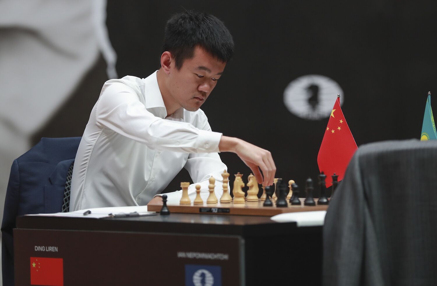 Ding Liren derrota Nepomniachtchti e é o primeiro chinês campeão mundial de  xadrez - Xadrez - Jornal Record