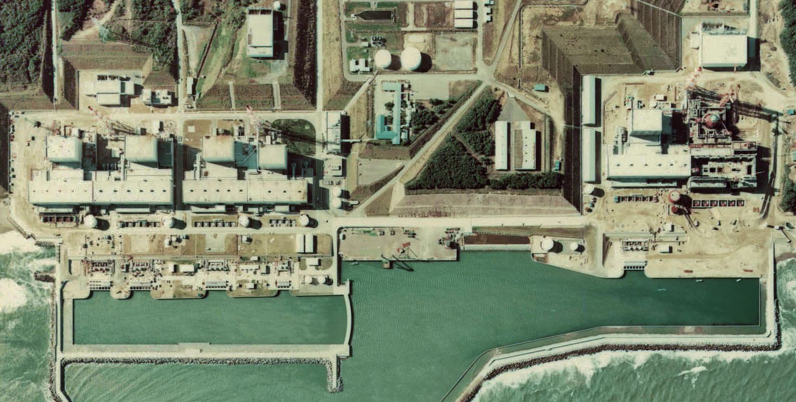 Vista aérea da central nuclear de Fukushima (foto: Ministério da Administração Interna e Transportes do Japão / wikimedia)