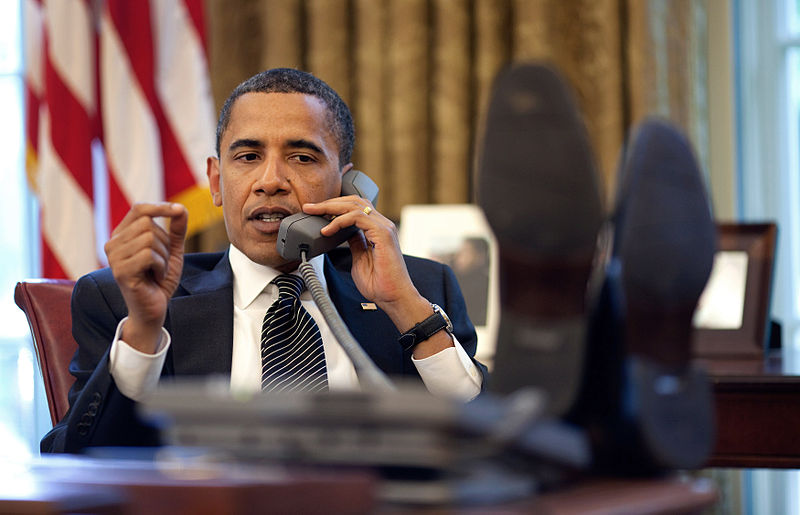 Barack Obama ao telefone (foto: Pete Souza / Whitehouse)