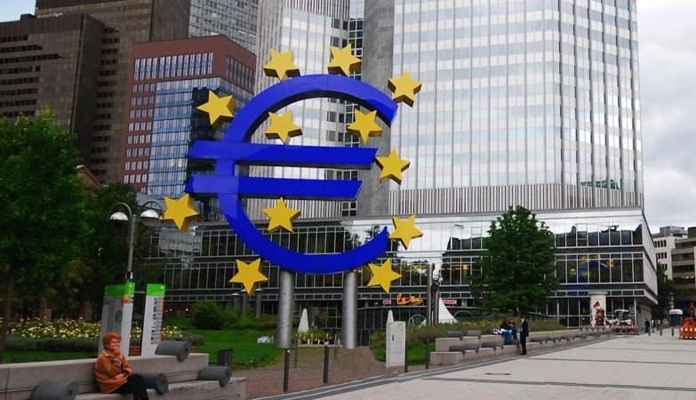 O Euro em frente ao edifício do BCE - Banco Central Europeu em Frankfurt