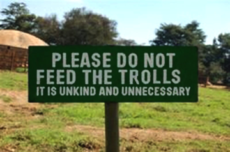 Placa "Do not feed the Trolls" fotografada num parque na África do Sul (foto: Patrick / wikimedia)