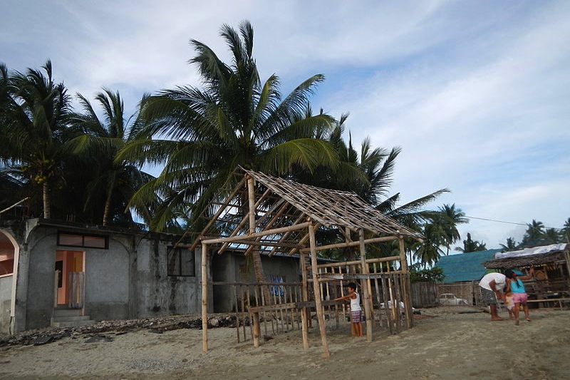 Igreja de Lobo Beach, nas Filipinas, em reconstrução depois do Hayian (foto: Ramon FVelasquez / wikimedia)