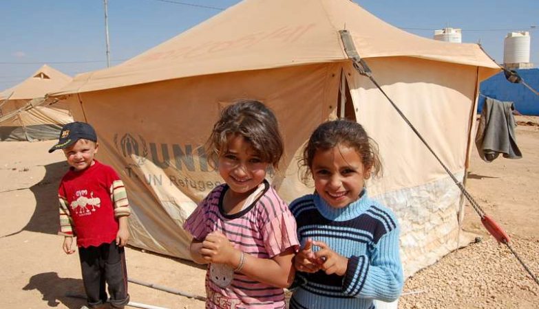 Crianças sírias junto a uma tenda do Alto Comissariado para os Refugiados da ONU, num campo de refugiados em Za’atri, na Jordânia