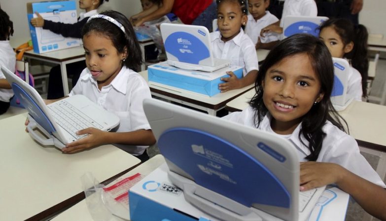 Crianças venezuelanas com o 'Canaima' na escola