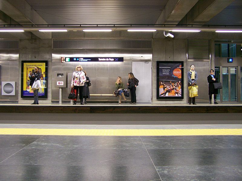 Metro de Lisboa tinha publicidade fraudulenta nos outdoors. Prometia empréstimos até 900 mil euros