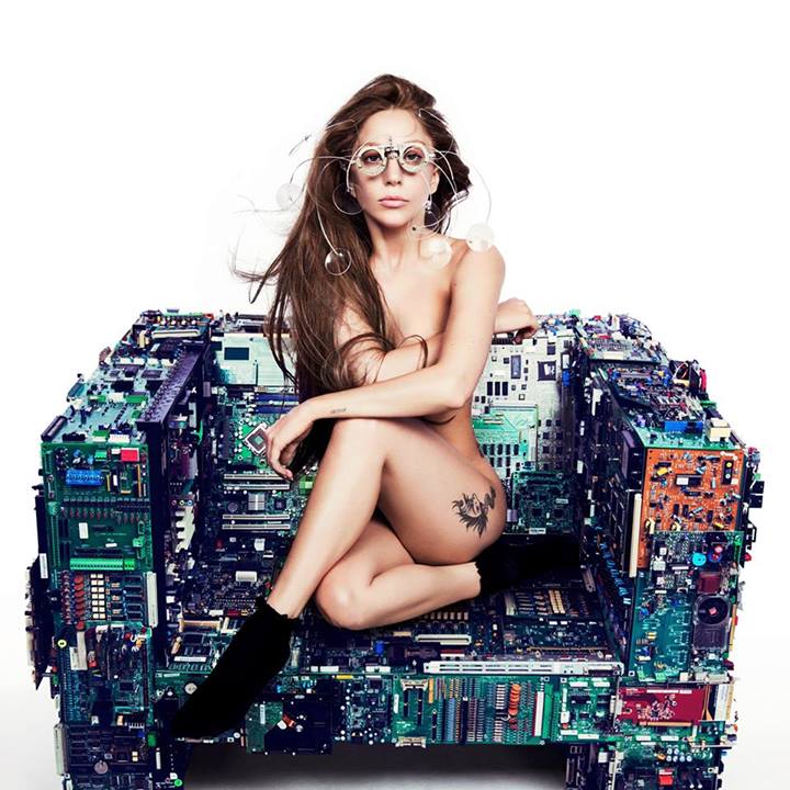 "Cadeira Binária" do novo ARTROP, de Lady Gaga (foto: facebook/ladygaga)