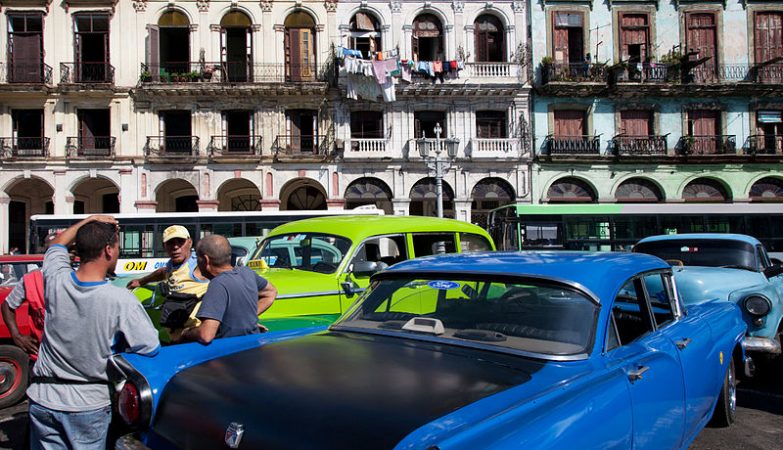 Automóveis antigos em frente ao Capitólio, Havana, Cuba