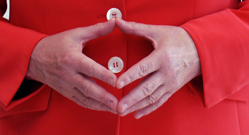 Angela Merkel e o seu gesto característico com as mãos (foto: Armin Linnartz / wikimedia)