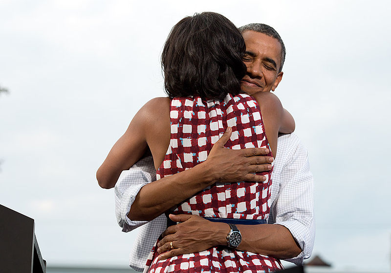 Michelle e Barack Obama abraçam-se (foto: Pete Souza / WhiteHouse)