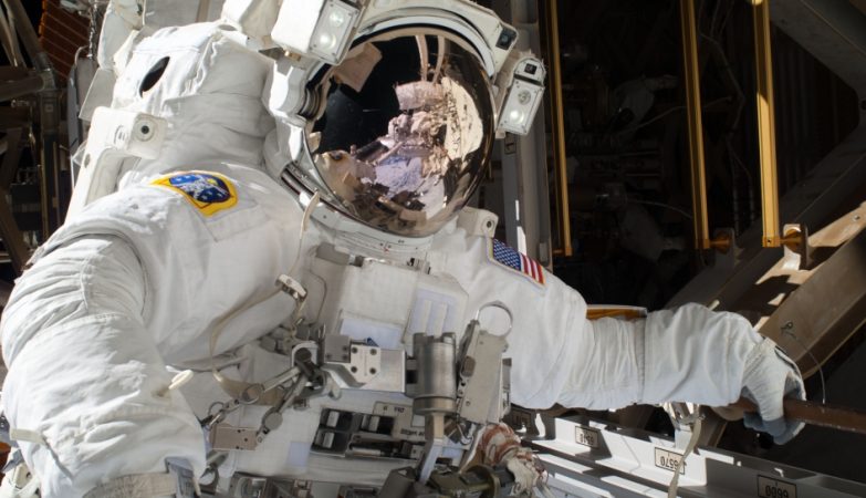 Astronauta Mike Hopkins no exterior da Estação Espacial Internacional (ISS)