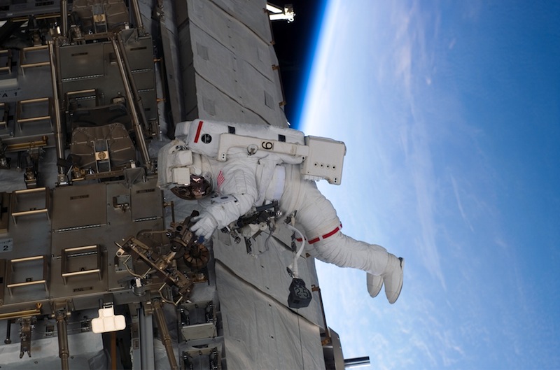 O astronauta Rick Mastracchio no exterior da ISS