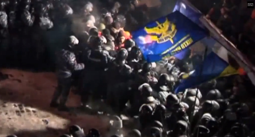 Polícia ucraniana afasta manifestantes barricados na Praça da Independência, em Kiev (foto: ITN / YouTube)
