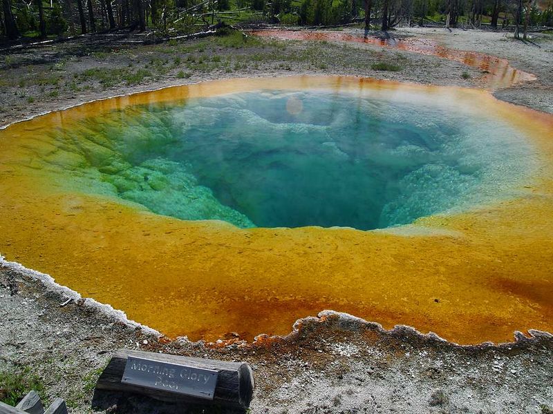 A lagoa de Morning Glory, no Parque Nacional de Yellowstone, EUA. Erupções de água quente à superfície são indícios da enorme câmara de magma no subsolo. (foto: Jon Sullivan / wikimedia)