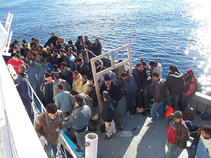 Emigrantes clandestinos recolhidos em Lampedusa, Sicília (foto: Vito Manzari / wikimedia)