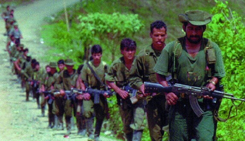 Coluna de guerrilheiros das FARC, na Colômbia