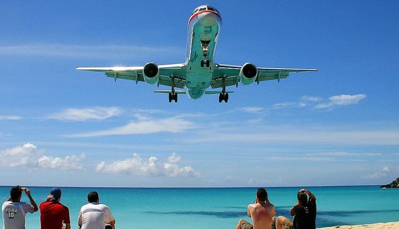 Um Boeing 757-200 da American Airlines aterra em St Maarten 