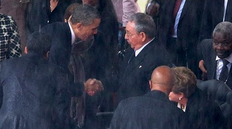 Barack Obama e Raúl Castro apertam as mãos no funeral de Nelson Mandela