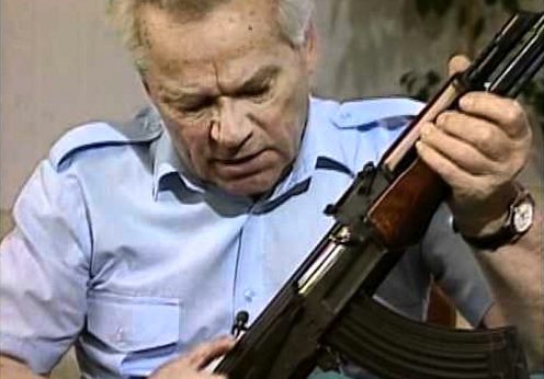 Mikhail Kalashnikov com a sua criação, a AK-47