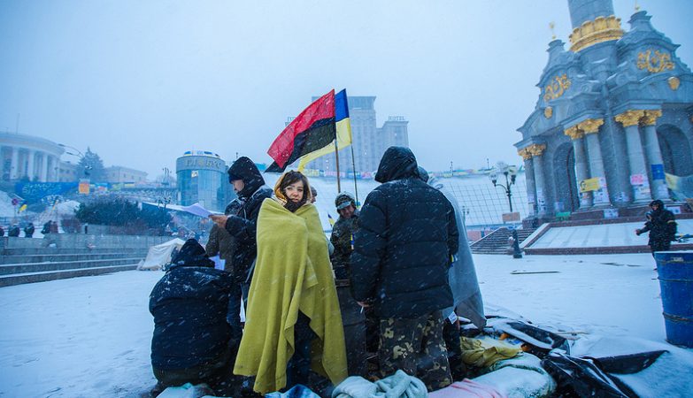 O movimento a favor da adesão da Ucrânia à União Europeia começou a protestar em novembro de 2013 na Praça da Independência, em Kiev, contra a recusa do Governo em firmar um acordo.