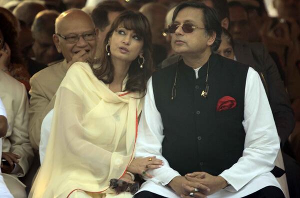 Sunanda Pushkar com o marido, o ministro dos Recursos Humanos da Índia, Shashi Tharoor.