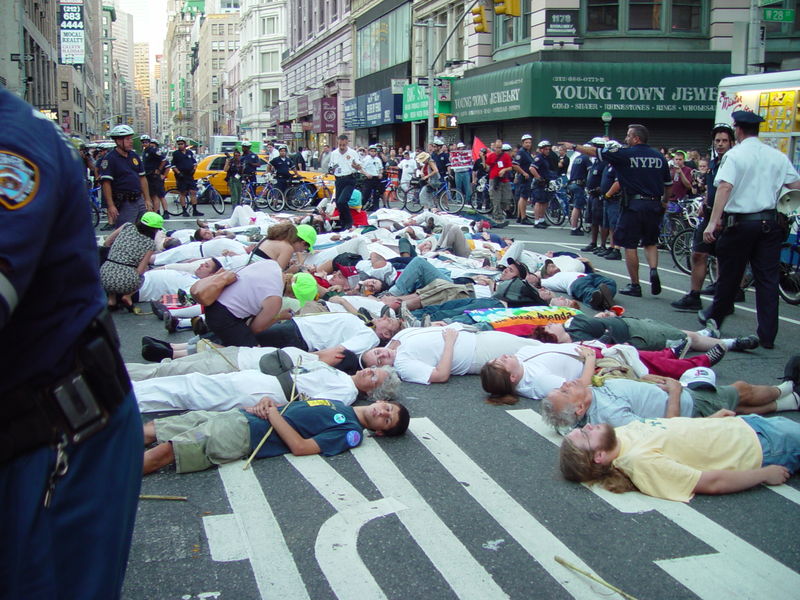 Protestos em Nova Iorque durante a convenção republicana de 2004.