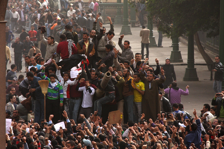 Manifestantes na Praça Tahrir no Cairo, Egipto