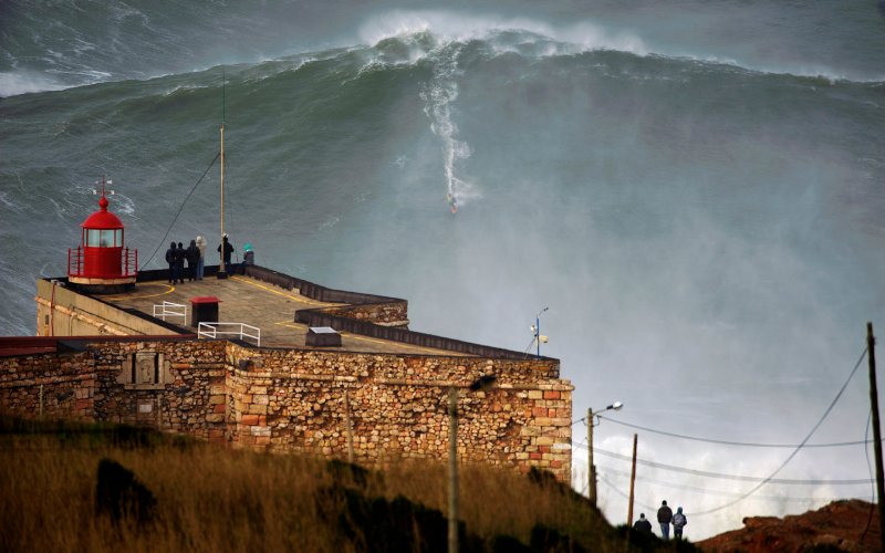 Em 1 de novembro de 2011, Garrett McNamara bateu pela primeira vez o recorde da maior onda surfada, na Nazaré, com esta onda.