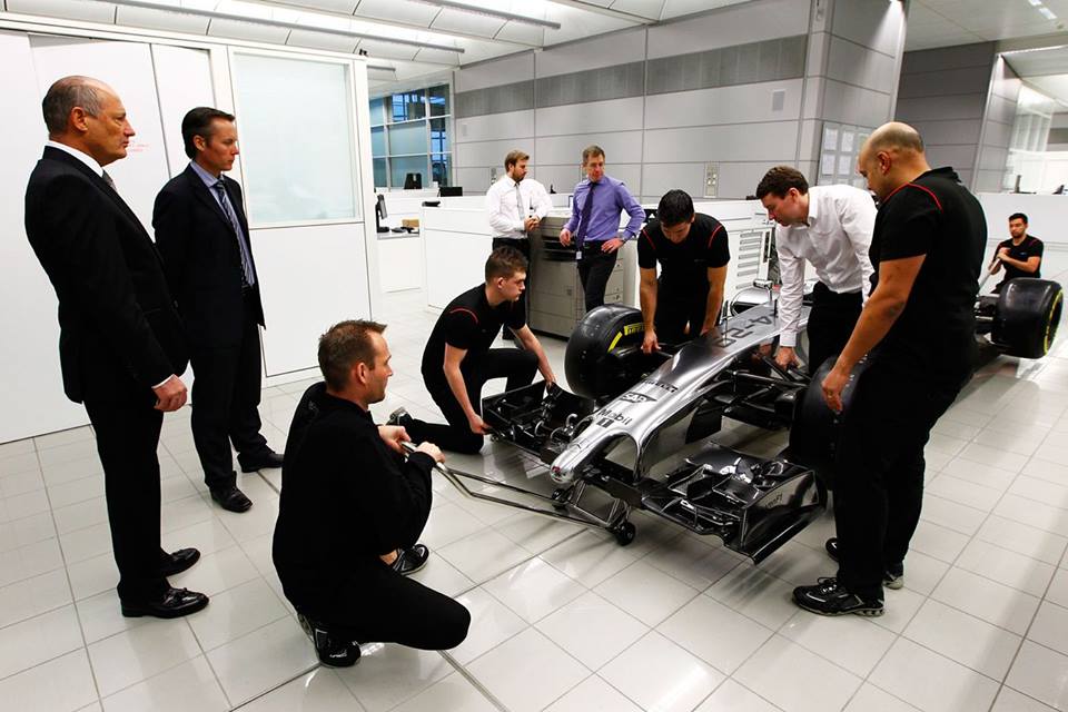 Equipa McLaren com botas RUN Silver da Lavoro