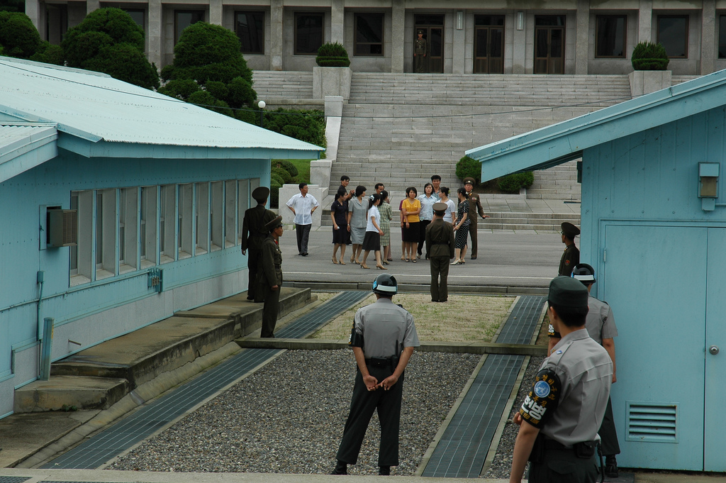 Famílias na fronteira entre a Coreia do Norte e a do Sul em Panmunjom, na Zona Desmilitarizada da Coreia