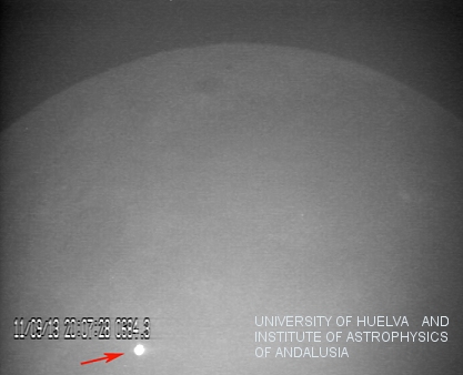 Imagem do clarão resultante do impacto de um grande asteróide com a superfície lunar a 11 de setembro de 2013, capturada pelo observatório MIDAS.