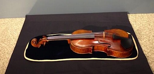 O violino Stradivarius roubado, em foto divulgada no Twitter da polícia de Milwaukee