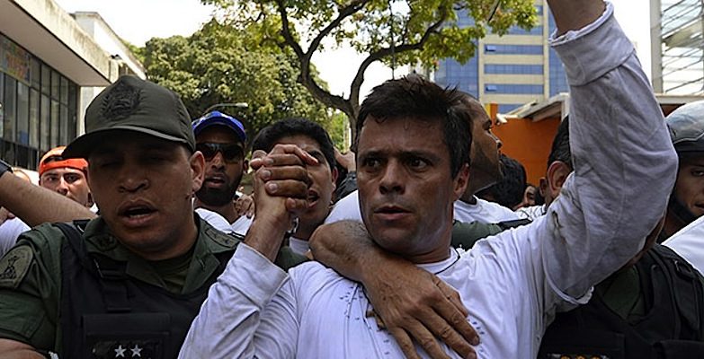 Leopoldo López Mendoza entrega-se às autoridades