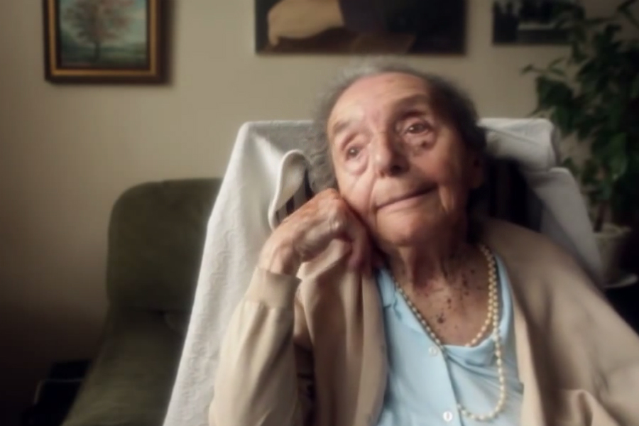 Alice Herz-Sommer, a sobrevivente mais velha do Holocausto, numa cena do documentário "The Lady In Number 6: Music Saved My Life"