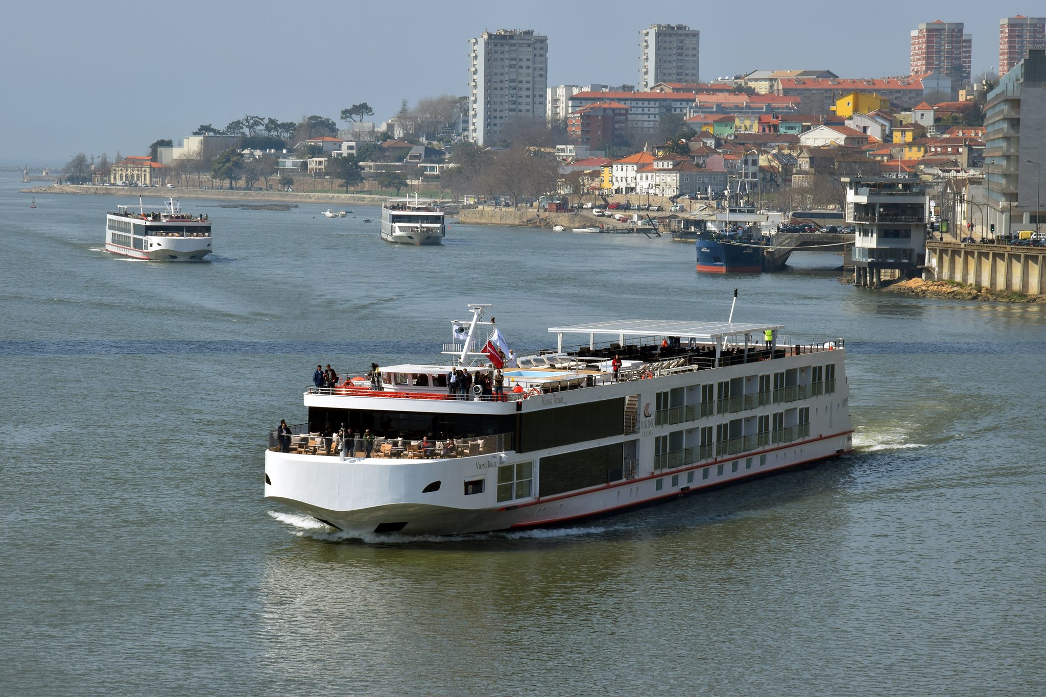 Douro Azul está a recrutar (e oferece salário mínimo acima ...