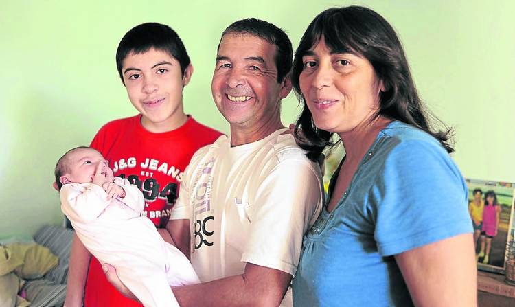 a menina Yanina com o pai, Eleuterio, a mãe Mónica e o irmão Nicol, de 13 anos