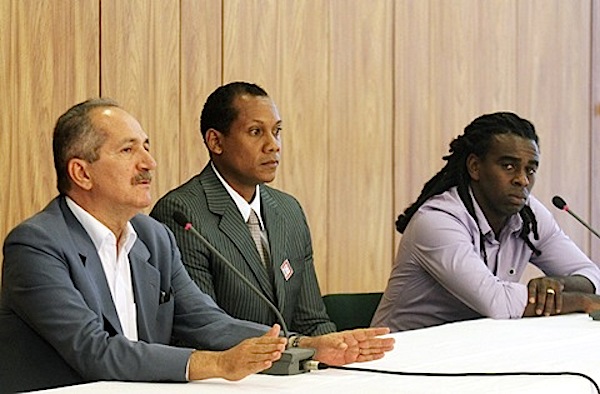 O ministro dos Desportos brasileiro, Aldo Rebelo, com o árbitro Márcio Chagas e o jogador Tinga