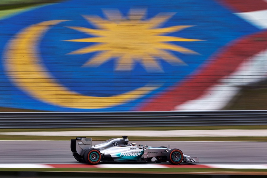 Lewis Hamilton com o Mercedes F1 W05 no G.P. da Malásia 2014