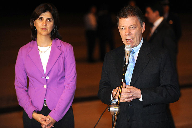 O Presidente de Colombia, Juan Manuel Santos, com a sua ministra dos negócios estrangeiros, María Ángela Holguín