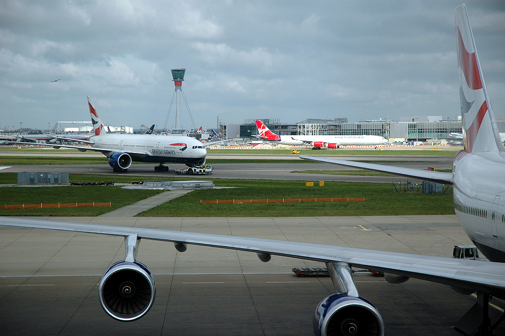 Aviões da British Airways no aeroporto de Heathrow