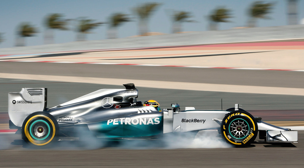 Lewis Hamilton testa o Mercedes F1 W05 no Bahrain