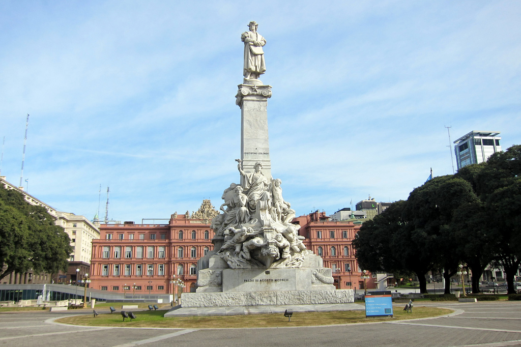 Monumento a Cristóvão Colombo no pariqe Colón em Monserrat, Buenos Aires, com a Casa Rosada, o palácio presidencial da Argentina,  ao fundo.