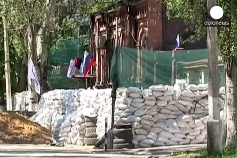 A barricada dos rebeldes pró-russos em Slaviansk, Ucrânia