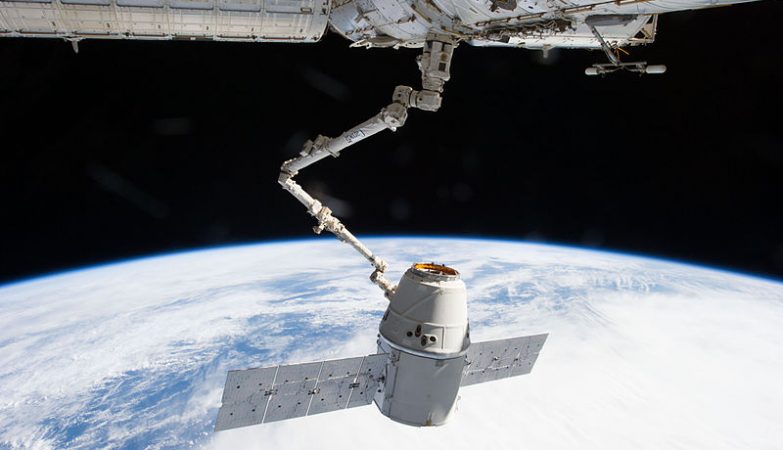 Cápsula Dragon da SpaceX acoplada na Estação Espacial Internacional, ISS