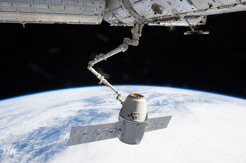 Cápsula Dragon da SpaceX acoplada na Estação Espacial Internacional, ISS