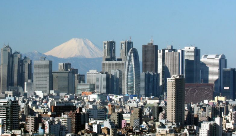Panorama urbano de Shinjuku, em Tóquio, com o Monte Fuji ao fundo.