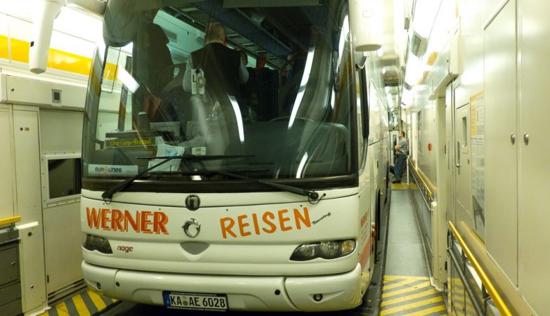 Um autocarro, dentro do "shuttle", no interior do Túnel da Mancha